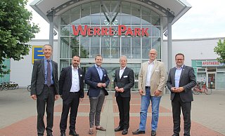 Auf Sommertour: Karl-Ernst Hunting (v. l.), Sebastian Placke, Torben Schultz, Eckhard Rüter, Olaf Hartmann und Bürgermeister Lars Bökenkröger. - Ulf Hanke Auf Sommertour: Karl-Ernst Hunting (v. l.), Sebastian Placke, Torben Schultz, Eckhard Rüter, Olaf Hartmann und Bürgermeister Lars Bökenkröger. - Ulf Hanke