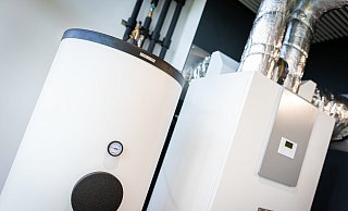 Wärmepumpen in einem Heizungsraum. - Moritz Frankenberg Wärmepumpen in einem Heizungsraum. - Moritz Frankenberg