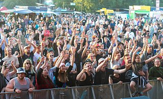 Ein Bild vom vergangenen Sommer: Auf dem Festival-Gelände und vor den Bühnen herrscht beste Stimmung. - Ralf Bittner Ein Bild vom vergangenen Sommer: Auf dem Festival-Gelände und vor den Bühnen herrscht beste Stimmung. - Ralf Bittner