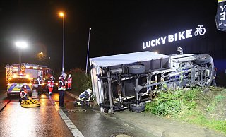 Der Lkw kam in einer Böschung zum Liegen. - Charlotte Mahncke Der Lkw kam in einer Böschung zum Liegen. - Charlotte Mahncke