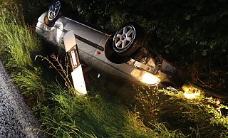 Das Auto der Nieheimerin blieb auf dem Dach im Straßengraben liegen. - Polizei Höxter Das Auto der Nieheimerin blieb auf dem Dach im Straßengraben liegen. - Polizei Höxter