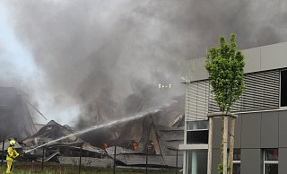 Der Feuerwehr ist es gelungen, ein Übergreifen der Flammen auf die anderen Gebäude zu verhindern. - Klaus Frensing Der Feuerwehr ist es gelungen, ein Übergreifen der Flammen auf die anderen Gebäude zu verhindern. - Klaus Frensing
