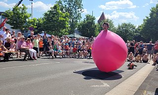 Ballon-Künstler Tobi van Deisner begeistert die Besucher gleich zweimal mit seiner spektakulären Show auf der Lübbecker Straße. - Florian Weyand Ballon-Künstler Tobi van Deisner begeistert die Besucher gleich zweimal mit seiner spektakulären Show auf der Lübbecker Straße. - Florian Weyand