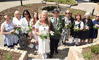 Das Königspaar Thorsten Linnenlüke und Sandra Vortmann-Schreiber (Mitte), umgeben von den Throndamen (v. l.) Melanie Dorneau, Dagmar Doppelstein, Imelda Birkemeyer, Dorina Schnur sowie Brigitte Schnepel, Martina Richter, Heidrun Meyer und Kathrin Laumann. Es fehlt Christin Lampl. - Karin Prignitz Das Königspaar Thorsten Linnenlüke und Sandra Vortmann-Schreiber (Mitte), umgeben von den Throndamen (v. l.) Melanie Dorneau, Dagmar Doppelstein, Imelda Birkemeyer, Dorina Schnur sowie Brigitte Schnepel, Martina Richter, Heidrun Meyer und Kathrin Laumann. Es fehlt Christin Lampl. - Karin Prignitz