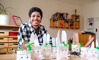 Das Foto zeigt den brasilianischen Freiwilligen Derik Ramos Peixoto bei seiner Arbeit in einer Kindertagesstätte. - Verein Mundus Eine Welt Das Foto zeigt den brasilianischen Freiwilligen Derik Ramos Peixoto bei seiner Arbeit in einer Kindertagesstätte. - Verein Mundus Eine Welt