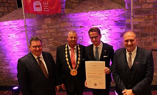 Michael Lutter (Hauptgeschäftsführer Kreishandwerkerschaft, v.l.), Mickel Biere (Kreishandwerksmeister), Preisträger Carsten Linnemann und Hans Peter Wollseifer (Präsident Zentralverband des Deutschen Handwerks) bei der Verleihung des Ehrenzeichens. - Moritz Jülich Michael Lutter (Hauptgeschäftsführer Kreishandwerkerschaft, v.l.), Mickel Biere (Kreishandwerksmeister), Preisträger Carsten Linnemann und Hans Peter Wollseifer (Präsident Zentralverband des Deutschen Handwerks) bei der Verleihung des Ehrenzeichens. - Moritz Jülich