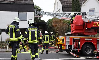 Die Feuerwehr muss auch ein Teil der Fassade abtragen. - Charlotte Mahncke Die Feuerwehr muss auch ein Teil der Fassade abtragen. - Charlotte Mahncke