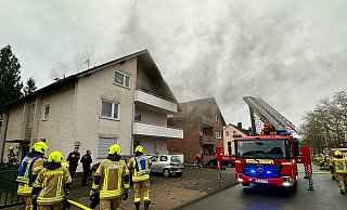 Nach ersten Erkenntnissen vor Ort brannte Unrat im Keller, das Treppenhaus war völlig verraucht. - Ralph Meyer Nach ersten Erkenntnissen vor Ort brannte Unrat im Keller, das Treppenhaus war völlig verraucht. - Ralph Meyer