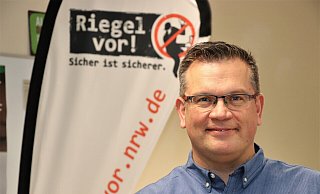 Kriminalkommissar Albert Ecke berät Hausbesitzer und Bewohner über Möglichkeiten, die Wohnung einbruchsicherer zu machen. - Polizei Höxter Kriminalkommissar Albert Ecke berät Hausbesitzer und Bewohner über Möglichkeiten, die Wohnung einbruchsicherer zu machen. - Polizei Höxter