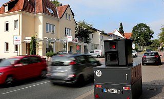 Mobile Blitzer sind in Herford unter anderem an der Diebrocker Straße im Einsatz. - Frank-Michael Kiel-Steinkamp Mobile Blitzer sind in Herford unter anderem an der Diebrocker Straße im Einsatz. - Frank-Michael Kiel-Steinkamp
