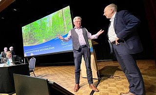 Wenige Augenblicke nachdem sich Landrat Christoph Rüther (r.) erklärt hat, fragt Hans Jürgen Wessels vom Nationalpark-Förderverein auf der Bühne bei ihm nach. - Jens Reddeker Wenige Augenblicke nachdem sich Landrat Christoph Rüther (r.) erklärt hat, fragt Hans Jürgen Wessels vom Nationalpark-Förderverein auf der Bühne bei ihm nach. - Jens Reddeker