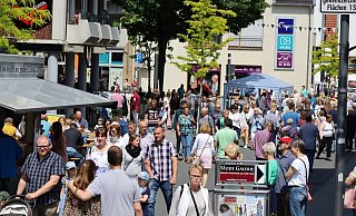 Bei schönstem Sonnenschein lassen es sich die Delbrücker und Interessierte aus dem Umland nicht nehmen, dem Stadt- und Spargelfest am Sonntag einen Besuch abzustatten. - Regina Brucksch Bei schönstem Sonnenschein lassen es sich die Delbrücker und Interessierte aus dem Umland nicht nehmen, dem Stadt- und Spargelfest am Sonntag einen Besuch abzustatten. - Regina Brucksch