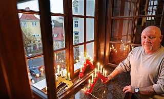 Hausmeister Alan Tallis hat rund 600 Lichterbögen in den Fenstern des Rathauses platziert. - Frank-Michael Kiel-Steinkamp Hausmeister Alan Tallis hat rund 600 Lichterbögen in den Fenstern des Rathauses platziert. - Frank-Michael Kiel-Steinkamp