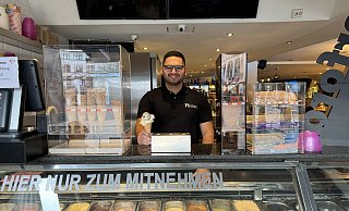Das Eiscafé "Piccoli" von Inhaber Behsad Rahim hat als einzige Eisdiele über den Winter in Herford geöffnet. - Sevim Hangül Das Eiscafé "Piccoli" von Inhaber Behsad Rahim hat als einzige Eisdiele über den Winter in Herford geöffnet. - Sevim Hangül