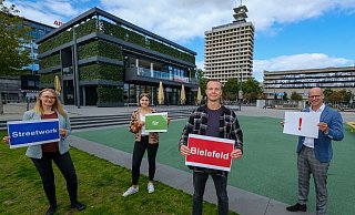 Die Streetworker Daniela Schulte (v.l.), Laura Köster und Felix Heckersdorf (hier mit Sozialdezernent Ingo Nürnberger) haben jetzt eine offene Sprechstunde für alle Bielefelder eingerichtet. - Foto: Andreas Zobe/NW Die Streetworker Daniela Schulte (v.l.), Laura Köster und Felix Heckersdorf (hier mit Sozialdezernent Ingo Nürnberger) haben jetzt eine offene Sprechstunde für alle Bielefelder eingerichtet. - Foto: Andreas Zobe/NW