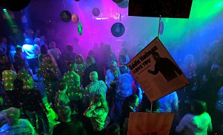Eine Stimmung wie hier auf der Ü-50-Party hat die Weberei schon seit anderthalb Jahren nicht erlebt. - Weberei Eine Stimmung wie hier auf der Ü-50-Party hat die Weberei schon seit anderthalb Jahren nicht erlebt. - Weberei
