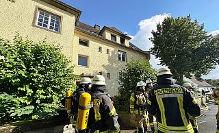 Rund 30 Feuerwehrleute rückten am Mittwoch zu einem gemeldeten Dachstuhlbrand in die Wewelsburger Grundschule aus. - Ralph Meyer Rund 30 Feuerwehrleute rückten am Mittwoch zu einem gemeldeten Dachstuhlbrand in die Wewelsburger Grundschule aus. - Ralph Meyer