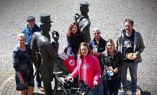 Bürgermeisterin Susanne Rutenkröger (v.l.), Klimaschutzmanager Uwe Pöppelmann, Katharina Eisele, Leiterin der Bünder Lokalredaktion, Miriam Dröge vom Stadtmarketing, Rolf Overlack vom Bünder ADFC, Sandy Metzger vom gleichnamigen Edeka sowie Maik Behring vom Bioladen „Tante Else“. Foto: Gerald Dunkel - Gerald Dunkel Bürgermeisterin Susanne Rutenkröger (v.l.), Klimaschutzmanager Uwe Pöppelmann, Katharina Eisele, Leiterin der Bünder Lokalredaktion, Miriam Dröge vom Stadtmarketing, Rolf Overlack vom Bünder ADFC, Sandy Metzger vom gleichnamigen Edeka sowie Maik Behring vom Bioladen „Tante Else“. Foto: Gerald Dunkel - Gerald Dunkel