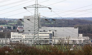 Das Umspannwerk in Würgassen mit der 380 Kilovolt-Überland-Hochspannungstrasse ist weiter in Betrieb. Dahinter ist das leer stehende, ehemalige Reaktorgebäude zu sehen. Das Areal soll zu einem Energiestandort weiterentwickelt werden. - Torsten Wegener Das Umspannwerk in Würgassen mit der 380 Kilovolt-Überland-Hochspannungstrasse ist weiter in Betrieb. Dahinter ist das leer stehende, ehemalige Reaktorgebäude zu sehen. Das Areal soll zu einem Energiestandort weiterentwickelt werden. - Torsten Wegener