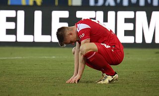 Leon Schneider ist am Boden zerstört. Der DSC kassierte in der Nachspielzeit den Ausgleich. - Imago Images Leon Schneider ist am Boden zerstört. Der DSC kassierte in der Nachspielzeit den Ausgleich. - Imago Images