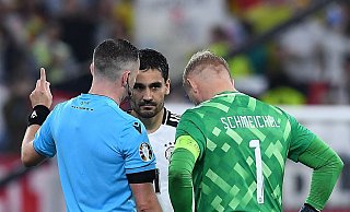 FIFA-Schiedsrichter Michael Oliver (l.) im Gespräch mit den Kapitänen Ilkay Gündogan (Mitte, Deutschland) und Kasper Schmeichel (Dänemark) während des EM-Achtelfinals. - dpa FIFA-Schiedsrichter Michael Oliver (l.) im Gespräch mit den Kapitänen Ilkay Gündogan (Mitte, Deutschland) und Kasper Schmeichel (Dänemark) während des EM-Achtelfinals. - dpa