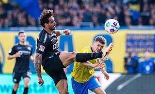 Adriano Grimaldi (l., hier gegen Braunschweigs Danilo Wiebe) bringt viel Körperlichkeit ins Paderborner Angriffsspiel. - IMAGO/Noah Wedel Adriano Grimaldi (l., hier gegen Braunschweigs Danilo Wiebe) bringt viel Körperlichkeit ins Paderborner Angriffsspiel. - IMAGO/Noah Wedel