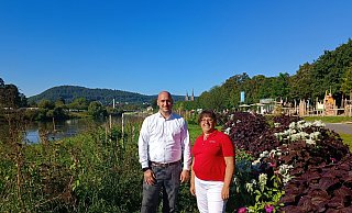 Die beiden LGS-Geschäftsführer Jan Sommer und Claudia Koch an der Weser vor der Skyline von Höxter. - LGS Die beiden LGS-Geschäftsführer Jan Sommer und Claudia Koch an der Weser vor der Skyline von Höxter. - LGS