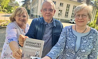 Autor Rüdiger Gollnick wurde für sein Buch über das Internierungslager Staumühle in der Nachkriegszeit von Christa Labudda (l.) unterstützt. Heute ist eine JVA in Staumühle untergebracht. Die Vize-Chefin Angelika Schmidt unterstützt die Aufarbeitung der Vergangenheit. - Jens Reddeker Autor Rüdiger Gollnick wurde für sein Buch über das Internierungslager Staumühle in der Nachkriegszeit von Christa Labudda (l.) unterstützt. Heute ist eine JVA in Staumühle untergebracht. Die Vize-Chefin Angelika Schmidt unterstützt die Aufarbeitung der Vergangenheit. - Jens Reddeker