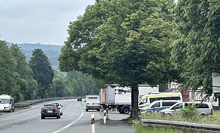 Mit zahlreichen Fahrzeugen und Beamten kontrollieren Polizei und Zoll am Dienstagvormittag gemeinsam den Schwerlastverkehr auf der B64. - Ralf T. Mischer Mit zahlreichen Fahrzeugen und Beamten kontrollieren Polizei und Zoll am Dienstagvormittag gemeinsam den Schwerlastverkehr auf der B64. - Ralf T. Mischer
