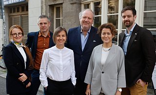 Üben Kritik an deutschen Unternehmen: Valeriya Melnichuk (v.l.), Sebastian Rötters, Irina Parlora, Bennett Freeman, Nathaliya Popovych und Mattia Nelles von der Organisation B4Ukraine. - IMAGO/Mauersberger Üben Kritik an deutschen Unternehmen: Valeriya Melnichuk (v.l.), Sebastian Rötters, Irina Parlora, Bennett Freeman, Nathaliya Popovych und Mattia Nelles von der Organisation B4Ukraine. - IMAGO/Mauersberger