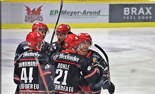 Feiern mit den Fans: Auch im Heimspiel gegen Krefeld setzen die Herforder Ice Dragons auf die Unterstützung der Zuschauer. - Jürgen Feyerabend Feiern mit den Fans: Auch im Heimspiel gegen Krefeld setzen die Herforder Ice Dragons auf die Unterstützung der Zuschauer. - Jürgen Feyerabend