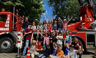 Bestes Wetter und gute Laune: Der Besuch bei der Spenger Feuerwehr war für die Teilnehmerinnen und Teilnehmer der Ferienspiele und das Team rund um Jugendreferent Michael Schotte ein Highlight. - Danielle Dörsing Bestes Wetter und gute Laune: Der Besuch bei der Spenger Feuerwehr war für die Teilnehmerinnen und Teilnehmer der Ferienspiele und das Team rund um Jugendreferent Michael Schotte ein Highlight. - Danielle Dörsing
