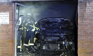 Der SUV in einer Garage in der Bielefelder Innenstadt ist völlig ausgebrannt. Die Feuerwehr kann verhindern, dass in angrenzenden Garagen weitere Fahrzeuge in Brand geraten. - Paul Brinkmann Der SUV in einer Garage in der Bielefelder Innenstadt ist völlig ausgebrannt. Die Feuerwehr kann verhindern, dass in angrenzenden Garagen weitere Fahrzeuge in Brand geraten. - Paul Brinkmann