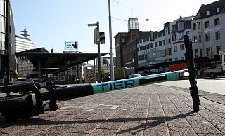 Seit fünf Jahren gibt es Tier-E-Scooter in Bielefeld – manchchmal liegen die Roller im Weg rum. - Jens Reichenbach Seit fünf Jahren gibt es Tier-E-Scooter in Bielefeld – manchchmal liegen die Roller im Weg rum. - Jens Reichenbach