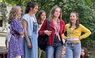 Melanie (v. l. Saskia Kaiser), Frieda (Casey Schlüter) Wilma (Jonna Renken) und Trude (Mia Braß) sind nicht immer einer Meinung mit Sprotte (Kate Leonard). - Ann-Britta Dohle Melanie (v. l. Saskia Kaiser), Frieda (Casey Schlüter) Wilma (Jonna Renken) und Trude (Mia Braß) sind nicht immer einer Meinung mit Sprotte (Kate Leonard). - Ann-Britta Dohle
