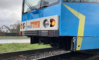 Eine Stadtbahn und ein Pkw kollidierten offenbar. - Jens Reichenbach (Symbolfoto) Eine Stadtbahn und ein Pkw kollidierten offenbar. - Jens Reichenbach (Symbolfoto)