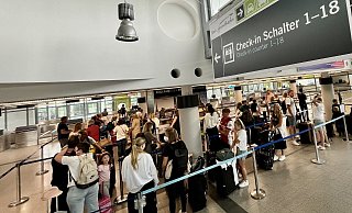Zwei Stunden vor Abflug nach Fuerteventura öffnete der Check-in-Schalter. Die Wartezeit betrug dann für die meisten Gäste 30 bis 60 Minuten. - Jens Reddeker Zwei Stunden vor Abflug nach Fuerteventura öffnete der Check-in-Schalter. Die Wartezeit betrug dann für die meisten Gäste 30 bis 60 Minuten. - Jens Reddeker