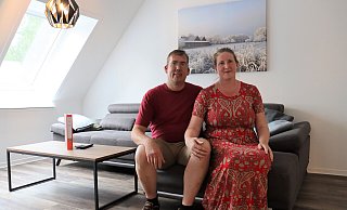 Norbert und Britta Heitbrink in der Ferienwohnung "Tara". Das Bild an der Wand hinter ihnen zeigt den Hof "Elseblick" im Winter. - Shannon-Lee Bendig Norbert und Britta Heitbrink in der Ferienwohnung "Tara". Das Bild an der Wand hinter ihnen zeigt den Hof "Elseblick" im Winter. - Shannon-Lee Bendig