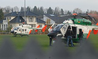 SEK-Einsatz in Stemwede-Wehdem: SEK-Beamte aus Münster, Osnabrück und Bielefeld rückten nach einem Amok-Alarm im November 2008 an die Stemweder-Berg-Schule nach Wehdem aus. Beamte wurden damals auch per Hubschrauber eingeflogen. - Archiv Joern Spreen-Ledebur SEK-Einsatz in Stemwede-Wehdem: SEK-Beamte aus Münster, Osnabrück und Bielefeld rückten nach einem Amok-Alarm im November 2008 an die Stemweder-Berg-Schule nach Wehdem aus. Beamte wurden damals auch per Hubschrauber eingeflogen. - Archiv Joern Spreen-Ledebur