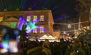 Der Detmolder Advent mit Lasershow auf dem Marktplatz - künftig findet er auf dem Schloßplatz statt und heißt "Weihnachtsmarkt im Schlosspark". - Torben Gocke Der Detmolder Advent mit Lasershow auf dem Marktplatz - künftig findet er auf dem Schloßplatz statt und heißt "Weihnachtsmarkt im Schlosspark". - Torben Gocke