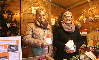 Kirsten Gawinski und Marion Wetzorke verkauften am Stand des Chores Grenzenlos Weihnachtliches. - Ekkehard Wind Kirsten Gawinski und Marion Wetzorke verkauften am Stand des Chores Grenzenlos Weihnachtliches. - Ekkehard Wind
