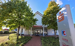 Die Filiale der Sparkasse in Holsen wird geschlossen. Mit der Entscheidung sind viele Senioren nicht einverstanden. - Florian Weyand Die Filiale der Sparkasse in Holsen wird geschlossen. Mit der Entscheidung sind viele Senioren nicht einverstanden. - Florian Weyand
