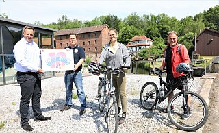 Franz-Axel Kohlschein, Braumeister Peter Schießl, Valeria Geritzen und Hermann Ludwig laden ein zu zwei Radtouren während des Erd-Charta-Festivals. - Simone Flörke Franz-Axel Kohlschein, Braumeister Peter Schießl, Valeria Geritzen und Hermann Ludwig laden ein zu zwei Radtouren während des Erd-Charta-Festivals. - Simone Flörke