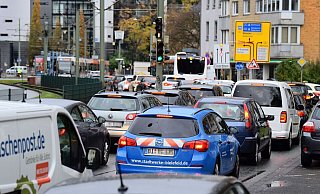 Schon während der ersten Bauphase auf dem Adenauerplatz war es auf der Kreuzstraße zu langen Staus gekommen. Das könnte sich jetzt wiederholen, wenn ab 13. Februar der zweite Bauabschnitt beginnt und der Weg zum OWD versperrt ist. - Barbara Franke Schon während der ersten Bauphase auf dem Adenauerplatz war es auf der Kreuzstraße zu langen Staus gekommen. Das könnte sich jetzt wiederholen, wenn ab 13. Februar der zweite Bauabschnitt beginnt und der Weg zum OWD versperrt ist. - Barbara Franke