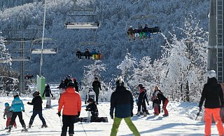 Die Pisten rund um Winterberg waren bei kaltem, sonnigem Wetter gut besucht. - Henning Kaiser Die Pisten rund um Winterberg waren bei kaltem, sonnigem Wetter gut besucht. - Henning Kaiser