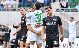 Während der Fürther Stürmer Armindo Sieb (Rückennummer 30) seinen 4:0-Treffer feiert, sind die SCP-Akteure Marcel Hoffmeier (r.) und Filip Bilbija sichtlich bedient. - Imago Images/Zink Während der Fürther Stürmer Armindo Sieb (Rückennummer 30) seinen 4:0-Treffer feiert, sind die SCP-Akteure Marcel Hoffmeier (r.) und Filip Bilbija sichtlich bedient. - Imago Images/Zink