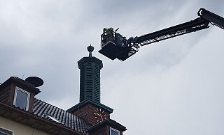 Am Bad Lippspringer Rathaus drohte die Spitze auf dem Turm der Uhr abzustürzen. Die Feuerwehr demontierte die drei Meter lange Spitze. - Feuerwehr Bad Lippspringe Am Bad Lippspringer Rathaus drohte die Spitze auf dem Turm der Uhr abzustürzen. Die Feuerwehr demontierte die drei Meter lange Spitze. - Feuerwehr Bad Lippspringe