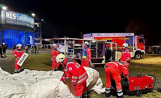 In der Gemengelage wurden mehrere Menschen verletzt, zahlreiche Einsatzkräfte helfen ihnen vor Ort. - Ralph Meyer In der Gemengelage wurden mehrere Menschen verletzt, zahlreiche Einsatzkräfte helfen ihnen vor Ort. - Ralph Meyer