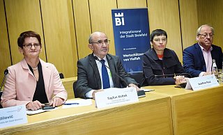 Murisa Adilovic, Tayfun Keltek, Ministerin Josefine Paul und Oberbürgermeister Pit Clausen im Bielefelder Ratssaal. - Barbara Franke Murisa Adilovic, Tayfun Keltek, Ministerin Josefine Paul und Oberbürgermeister Pit Clausen im Bielefelder Ratssaal. - Barbara Franke