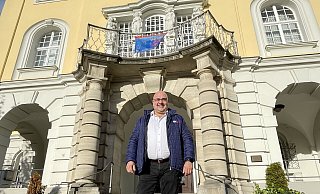 Vorm Rathaus: Thomas Bischoff (SPD) ist seit November offiziell der neue zweite Stellvertreter für Bürgermeister Tim Kähler. Der 53-Jährige freut sich vor allem auf die Gespräche mit unterschiedlichen Herfordern, die dieses Repräsentations-Amt mit sich bringt. - Natalie Gottwald Vorm Rathaus: Thomas Bischoff (SPD) ist seit November offiziell der neue zweite Stellvertreter für Bürgermeister Tim Kähler. Der 53-Jährige freut sich vor allem auf die Gespräche mit unterschiedlichen Herfordern, die dieses Repräsentations-Amt mit sich bringt. - Natalie Gottwald
